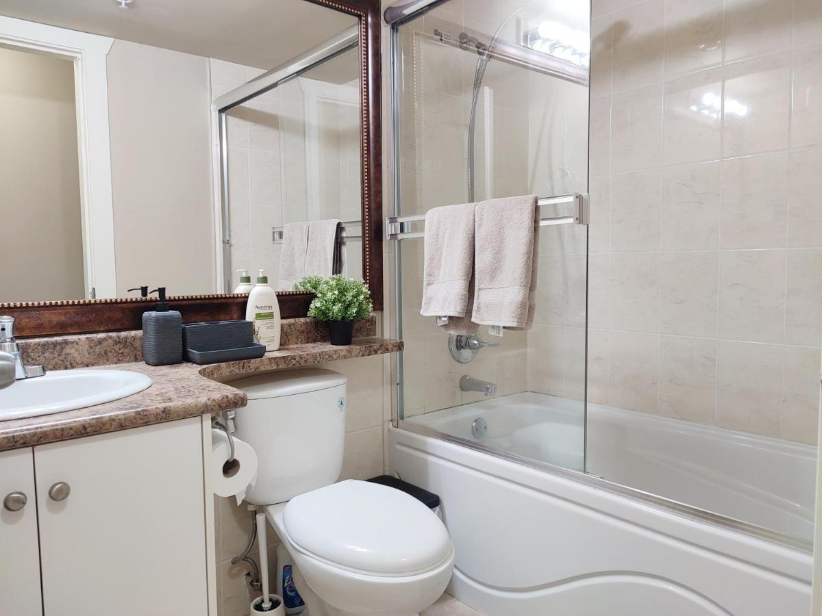 Private Suite W King Bed, Ground Level, Naturally Bright แวนคูเวอร์ ภายนอก รูปภาพ